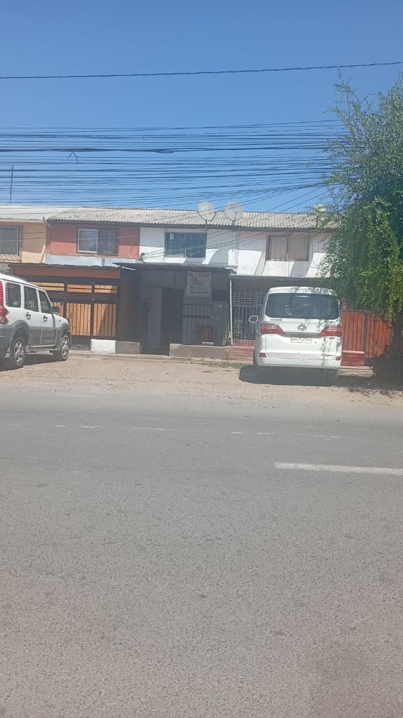 Casa en Talagante, fachada con cartel Se Vende